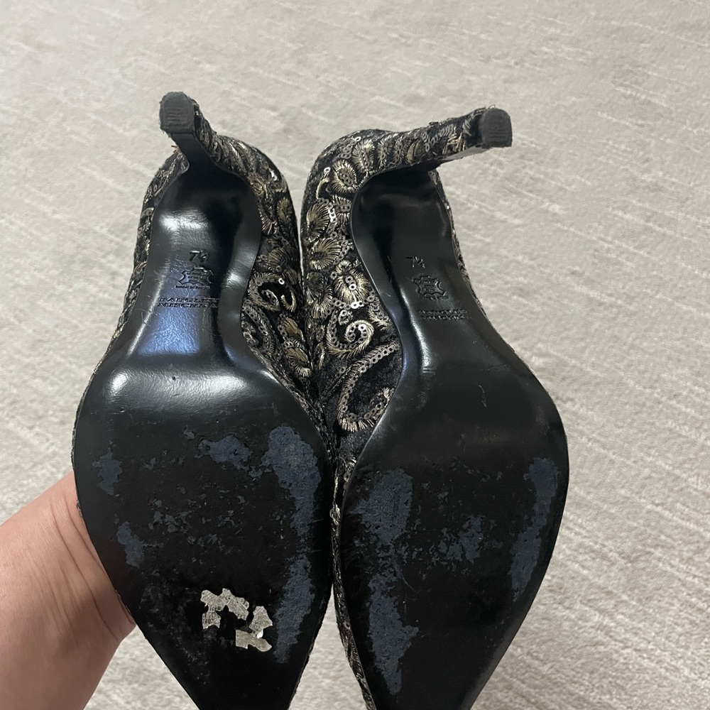 Badgley Mischka Elegant Black and gold Women's Heels - Picture 8 of 10